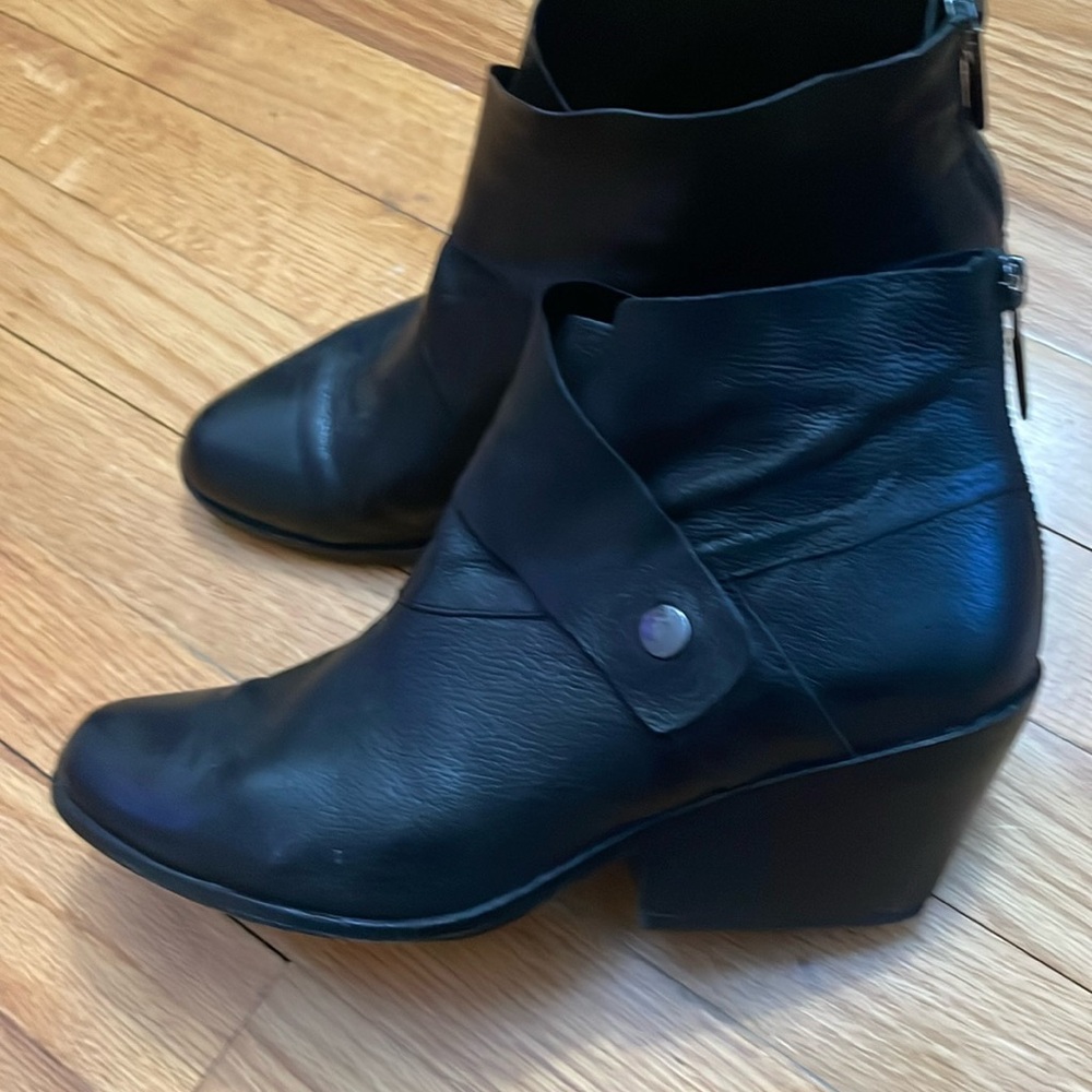 Eileen Fisher Tag Wrap-Snap Leather Booties Black Size 8.5 Block Heel Ankle Spot